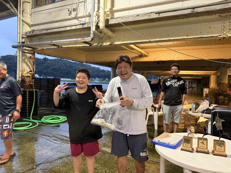 くじ引きで賞品を受け取る参加者