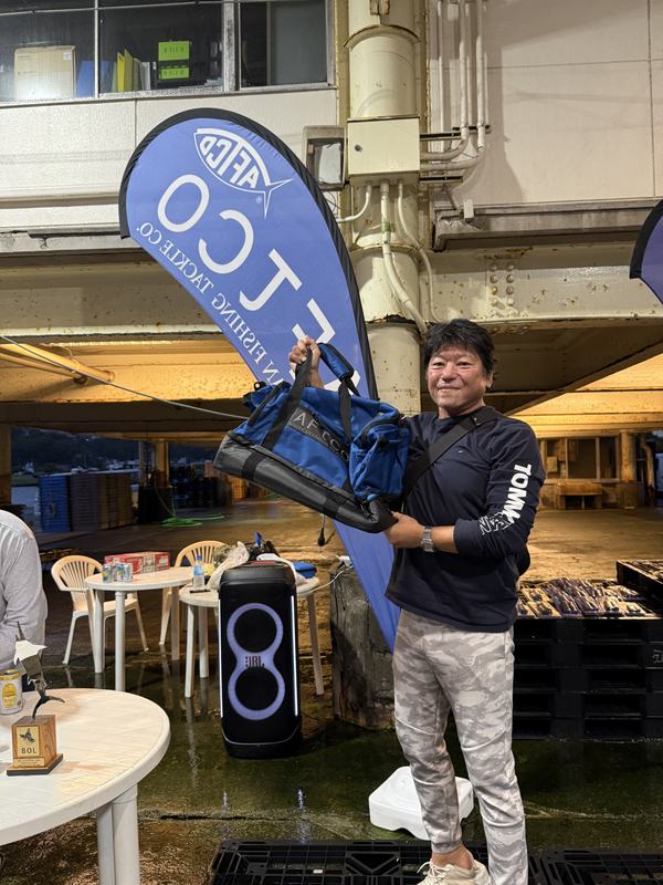 くじ引きで賞品を受け取る参加者