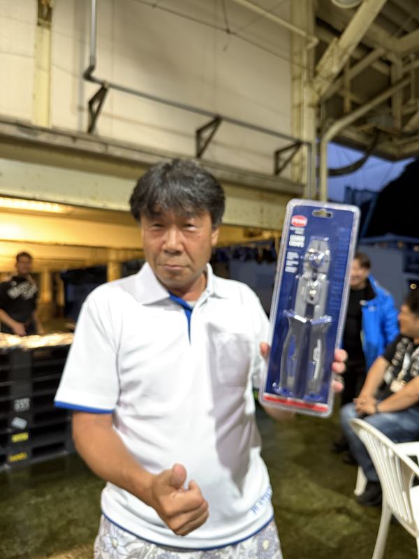 くじ引きで賞品を受け取る参加者