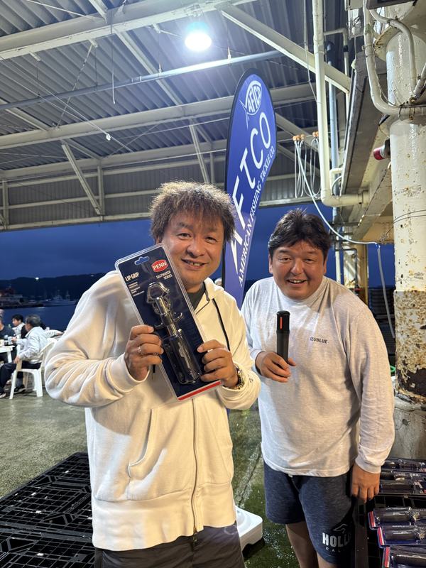くじ引きで賞品を受け取る参加者