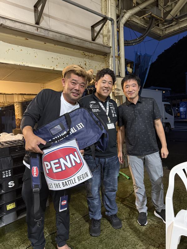 くじ引きで賞品を受け取る参加者